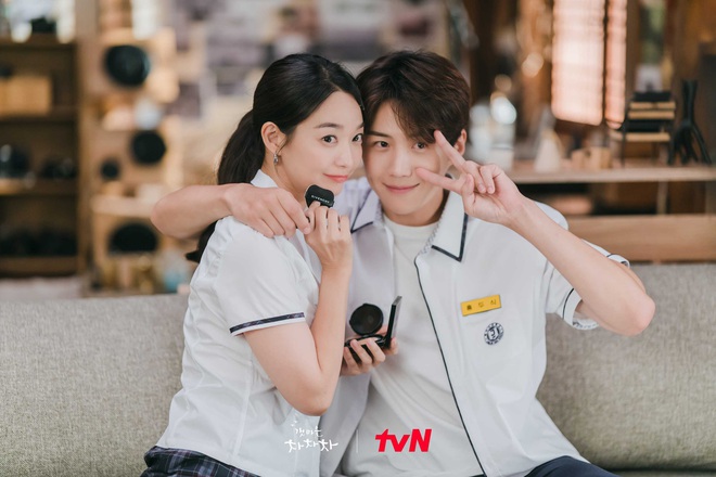 Hometown Cha-Cha-Cha tự dưng sến muốn xỉu, nh&igrave;n Shin Min Ah y&ecirc;u m&agrave; tưởng c&ocirc;ng ch&uacute;a bong b&oacute;ng tuổi 15 - Ảnh 1.