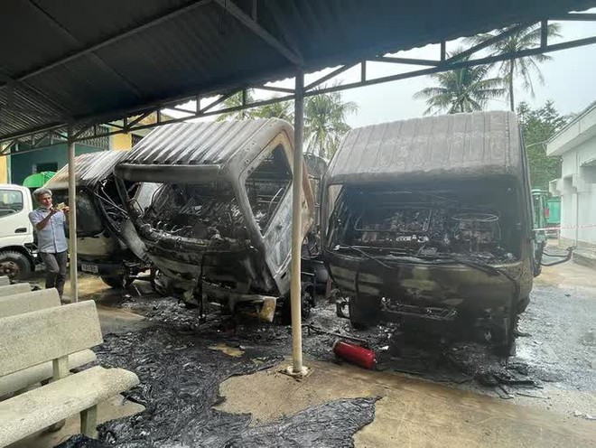 Trời đang mưa to, 3 xe thu gom r&aacute;c vẫn bốc ch&aacute;y ng&ugrave;n ngụt - Ảnh 1.