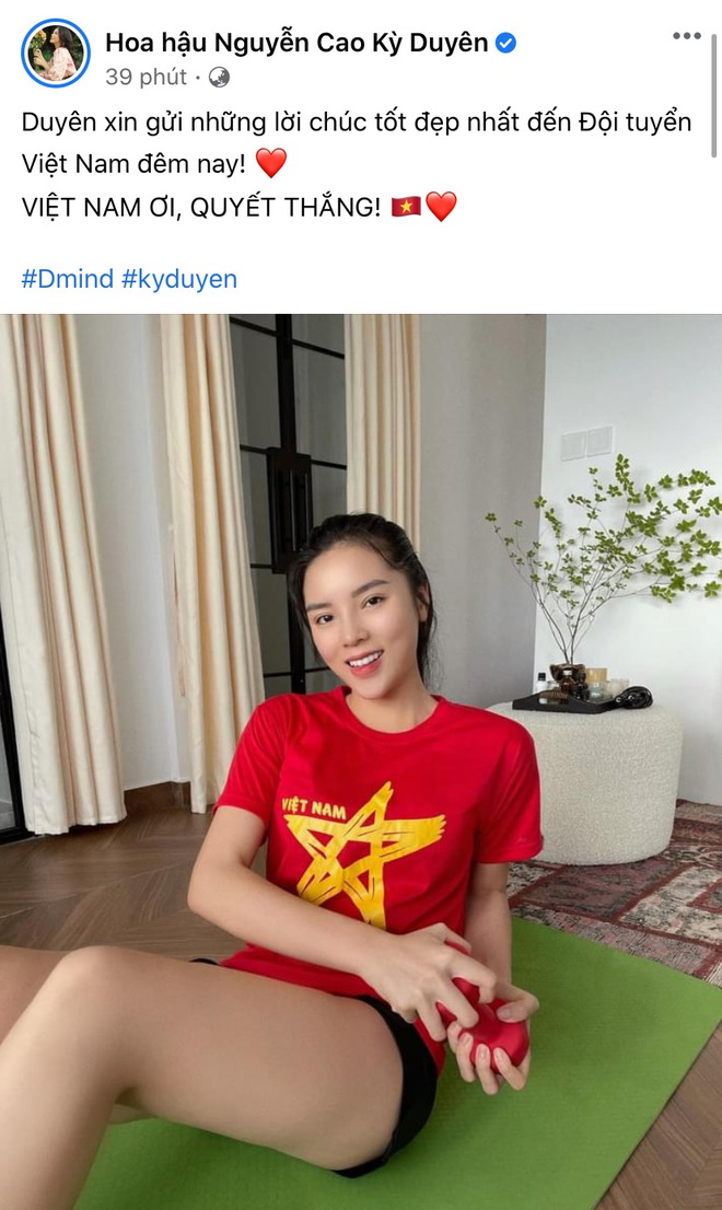 Đ&uacute;ng nửa đ&ecirc;m, Kỳ Duy&ecirc;n v&agrave; d&agrave;n sao Vbiz hừng hực kh&iacute; thế tiếp lửa cho tuyển Việt Nam trận gặp Trung Quốc - Ảnh 3.