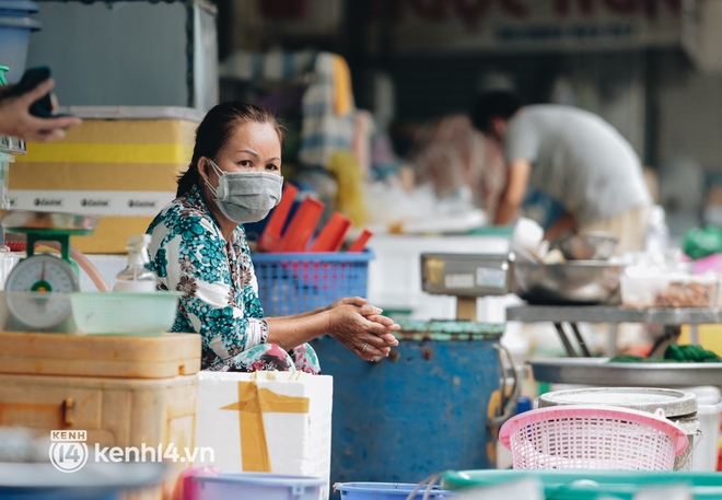 Tiểu thương phấn khởi khi chợ Bến Thành dần nhộn nhịp trở lại: Mừng lắm, mong Sài Gòn trở lại cuộc sống như ngày xưa - Ảnh 8.