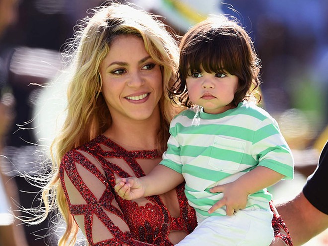 Shakira và con trai 8 tuổi bị 2 con lợn rừng tấn công... cướp túi giữa đường và cái kết không thể thốn hơn cùng đống lông heo - Ảnh 2.