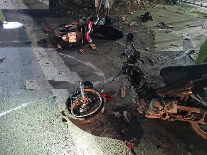 Hai xe m&aacute;y t&ocirc;ng nhau l&agrave;m 2 người chết, 3 trọng thương - Ảnh 1.