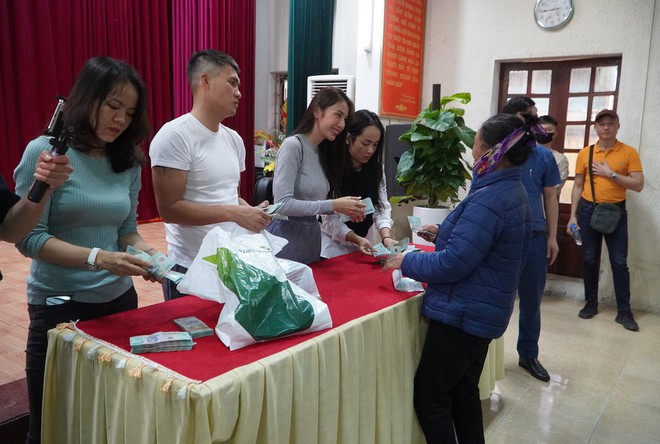 Bộ C&ocirc;ng an đề nghị 2 huyện ở Nghệ An cung cấp th&ocirc;ng tin về việc cứu trợ lũ lụt của ca sỹ Thủy Ti&ecirc;n - Ảnh 1.