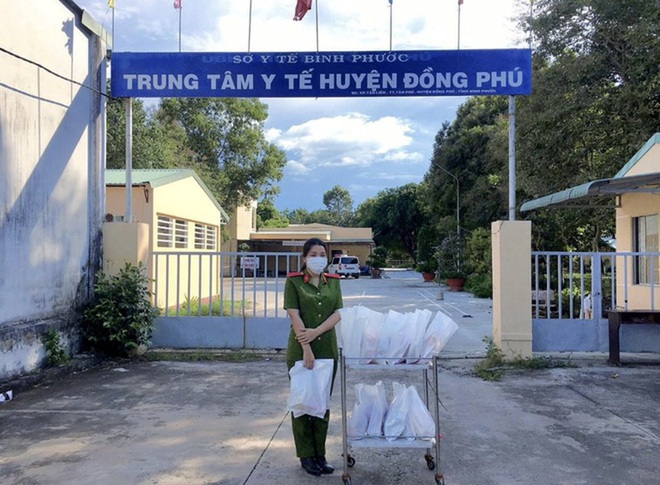 Danh tính nữ học viên cảnh sát cõng người đàn ông gặp tai nạn khiến cả phố phải trầm trồ, nể phục - Ảnh 5.