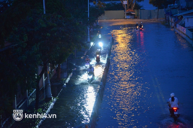 Triều cường dâng cao, người Sài Gòn rẽ sóng về nhà sau giờ làm - Ảnh 3.