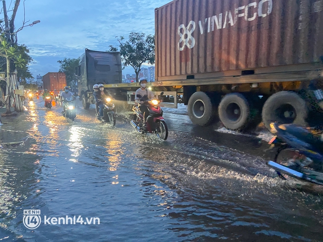 Triều cường dâng cao, người Sài Gòn rẽ sóng về nhà sau giờ làm - Ảnh 2.