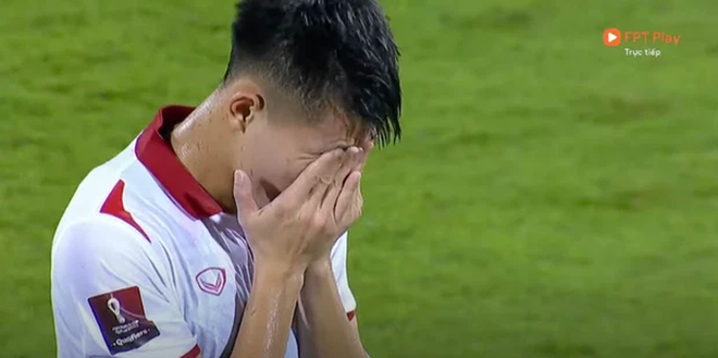 Chứng kiến cầu thủ Việt Nam bật khóc sau thất bại đáng tiếc, báo Trung Quốc buông lời vô cảm: Ồ, cảnh tượng thật hiếm gặp - Ảnh 2.