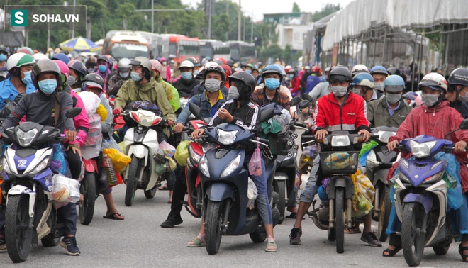 Từng phích nước, móc quần áo, bơm xe... đã cũ mèm được đùm theo hành trình 1.000km về quê: Giờ 1 nghìn đồng cũng quý - Ảnh 1.