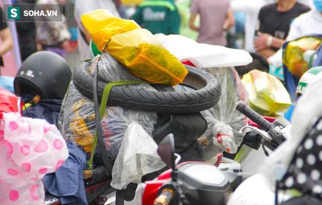 Từng phích nước, móc quần áo, bơm xe... đã cũ mèm được đùm theo hành trình 1.000km về quê: Giờ 1 nghìn đồng cũng quý - Ảnh 8.