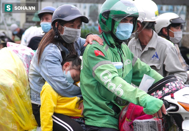 Từng phích nước, móc quần áo, bơm xe... đã cũ mèm được đùm theo hành trình 1.000km về quê: Giờ 1 nghìn đồng cũng quý - Ảnh 12.