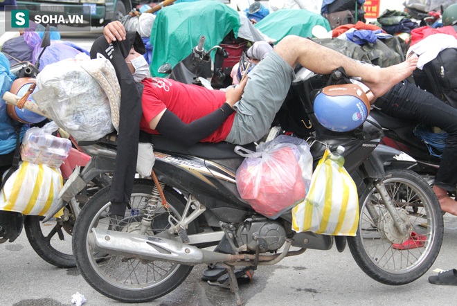 Từng phích nước, móc quần áo, bơm xe... đã cũ mèm được đùm theo hành trình 1.000km về quê: Giờ 1 nghìn đồng cũng quý - Ảnh 3.