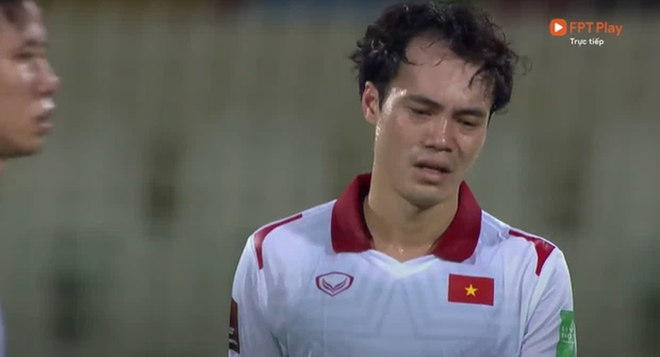 Chứng kiến cầu thủ Việt Nam bật kh&oacute;c sau thất bại đ&aacute;ng tiếc, b&aacute;o Trung Quốc bu&ocirc;ng lời v&ocirc; cảm: Ồ, cảnh tượng thật hiếm gặp - Ảnh 5.