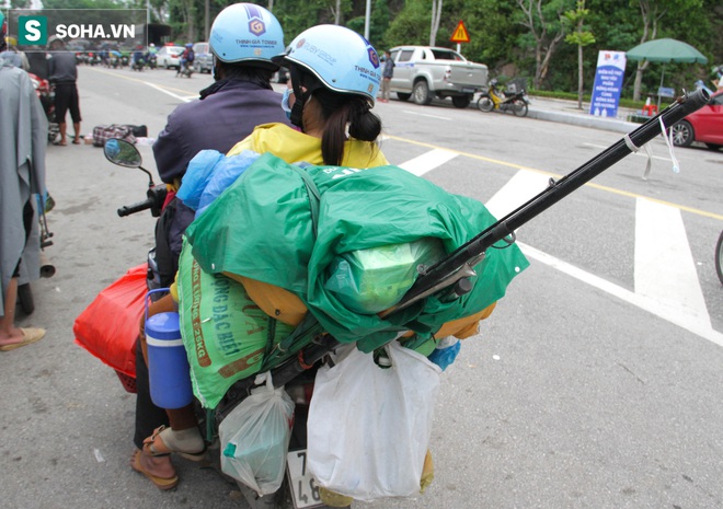 Từng phích nước, móc quần áo, bơm xe... đã cũ mèm được đùm theo hành trình 1.000km về quê: Giờ 1 nghìn đồng cũng quý - Ảnh 5.