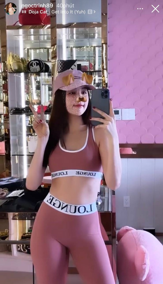 Giữa ồn ào dùng hàng fake 200 triệu, Ngọc Trinh vẫn thoải mái selfie trước gương đây này! - Ảnh 2.