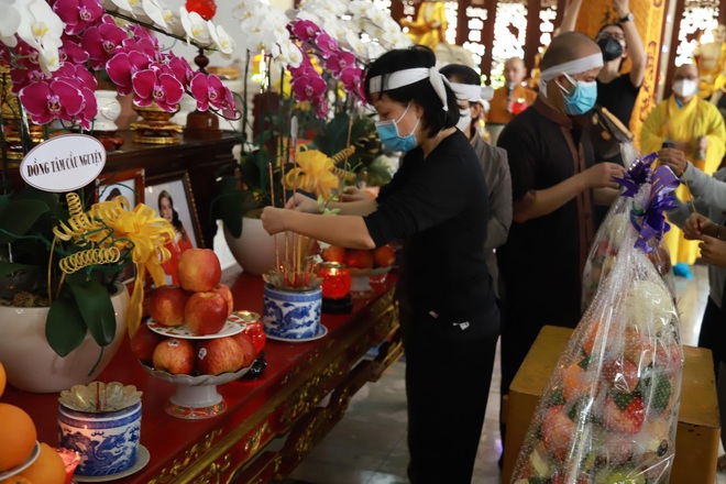Lễ hoả táng cố ca sĩ Phi Nhung tại Việt Nam: Con trai nuôi ôm chặt di ảnh, không khí taɴg thương bao ᴛгὺм gây đau xót - Ảnh 6.