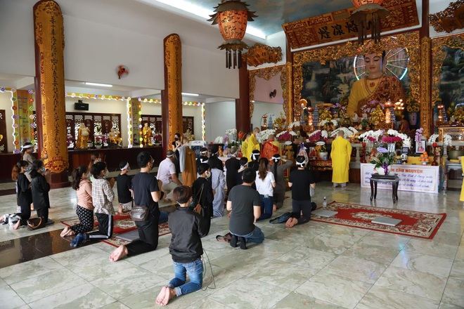 Lễ hoả táng cố ca sĩ Phi Nhung tại Việt Nam: Con trai nuôi ôm chặt di ảnh, không khí taɴg thương bao ᴛгὺм gây đau xót - Ảnh 6.