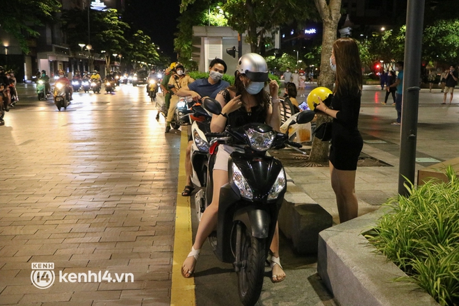 TP.HCM: Tụ tập ở phố đi bộ Nguyễn Huệ, nhiều người bị xử phạt - Ảnh 7.