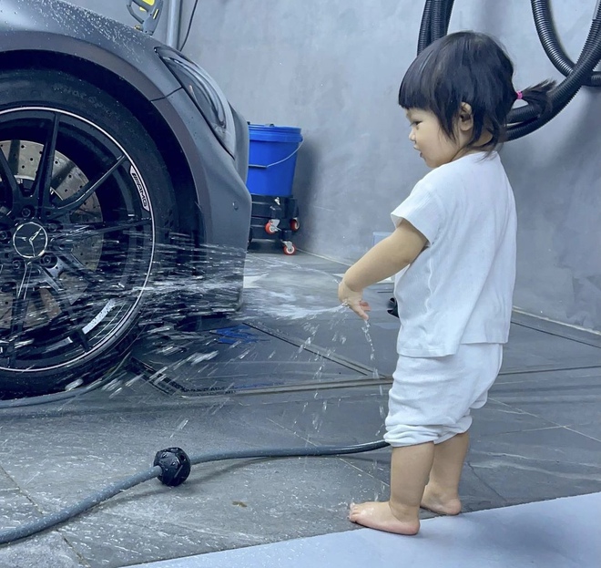 &Aacute;i nữ của Cường Đ&ocirc; La xắn quần để rửa si&ecirc;u xe, 1 đại gia kh&eacute;t tiếng S&agrave;i th&agrave;nh v&agrave;o chốt đơn ngay v&agrave; lu&ocirc;n!  - Ảnh 2.
