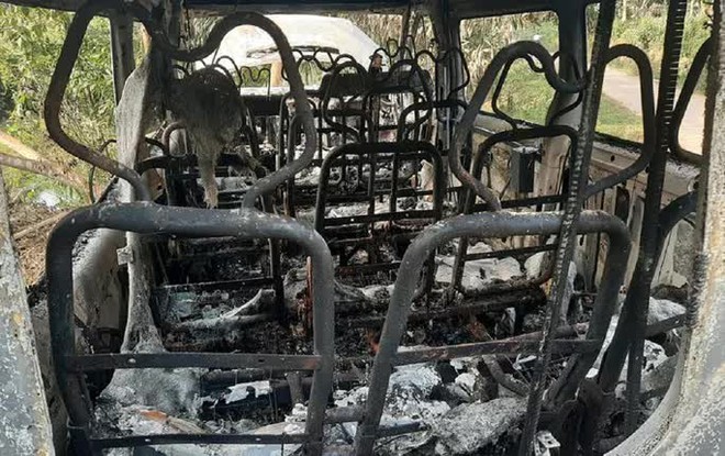Ô tô 16 chỗ bốc cháy bất thường trong đêm, nghi bị đốt - Ảnh 2.