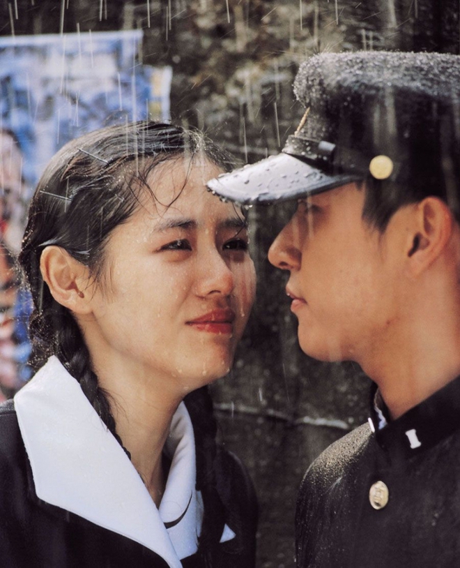 Son Ye Jin có mỗi một kiểu cưa crush mà xài gần 20 năm, tới thời u mê Hyun Bin chị đẹp vẫn chưa bỏ - Ảnh 2.