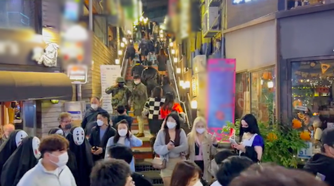 Khung cảnh đông nghẹt thở ở phố Itaewon (Hàn Quốc) đêm Halloween lên trending TikTok toàn cầu - Ảnh 5.