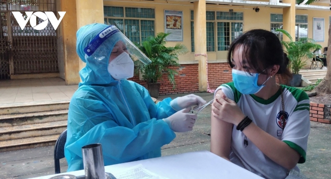Kh&ocirc;ng được ph&eacute;p ti&ecirc;m cho trẻ em chưa đủ 12 tuổi - Ảnh 2.