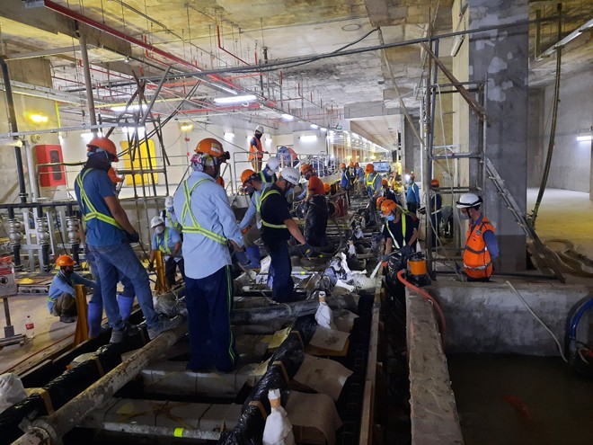 TP.HCM: Đoạn ray ngầm cuối cùng tuyến Metro Bến Thành - Suối Tiên được thi công - Ảnh 1.