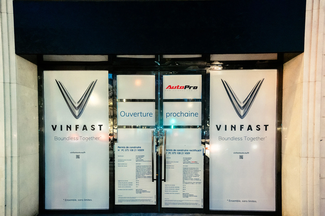 Ảnh độc quyền: Diện mạo showroom VinFast 3 mặt tiền giữa Paris, đẹp lung linh chỉ chờ mở cửa - Ảnh 4.