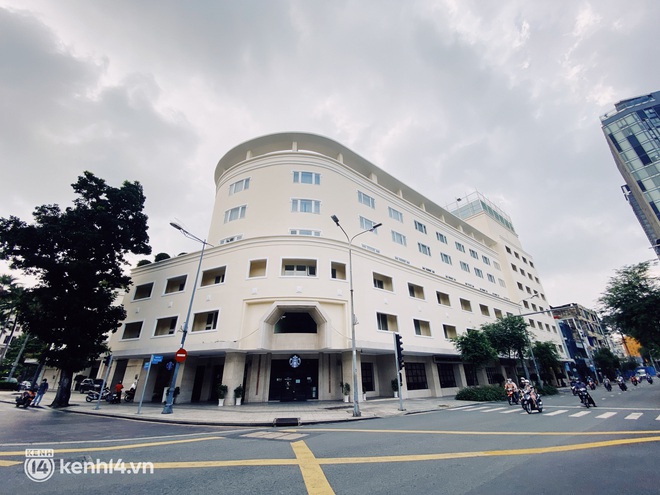 Starbucks, Trung Nguyên, The Coffee House rời đất vàng: Ai rồi cũng xuống đường bán dạo - Ảnh 1.