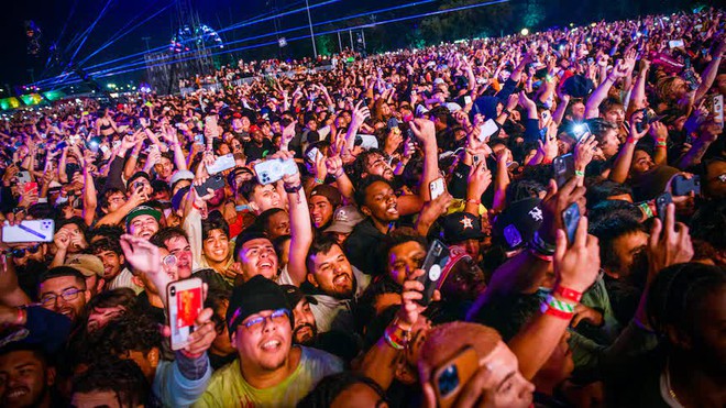 Góc quay xe: Travis Scott thực sự đã dừng show 3 - 4 lần ở Astroworld, thảm kịch nghiêm trọng lỗi do nhân viên bảo an? - Ảnh 2. Góc quay xe: Travis Scott thực sự đã dừng show 3 - 4 lần ở Astroworld, thảm kịch nghiêm trọng lỗi do nhân viên bảo an? - Ảnh 2.