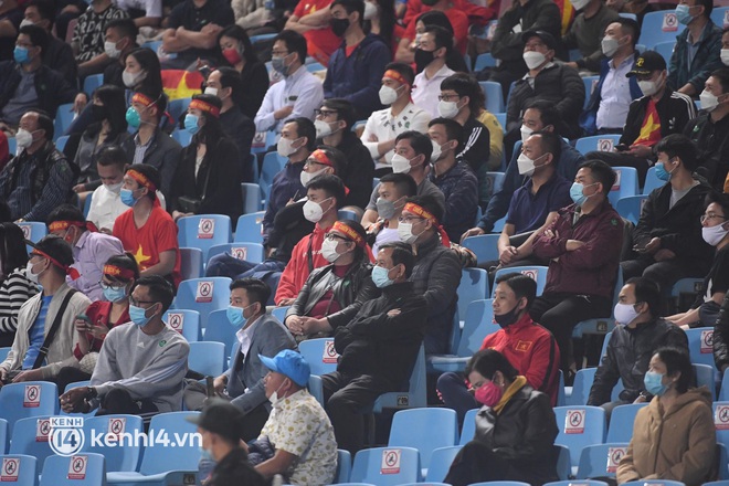 Muôn kiểu cổ vũ đội tuyển Việt Nam trong trận đấu với Nhật Bản: Hơn 10k người cháy hết mình tại SVĐ, nhiều người tụ tập ở quán, người lại ở nhà vừa xem vừa tránh dịch - Ảnh 6.