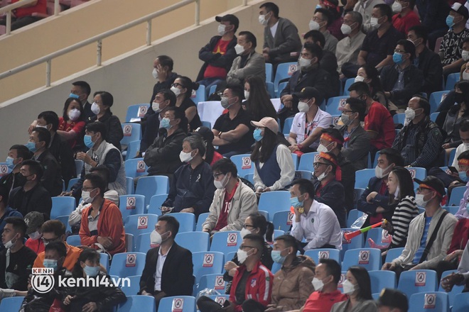 Muôn kiểu cổ vũ đội tuyển Việt Nam trong trận đấu với Nhật Bản: Hơn 10k người cháy hết mình tại SVĐ, nhiều người tụ tập ở quán, người lại ở nhà vừa xem vừa tránh dịch - Ảnh 4.