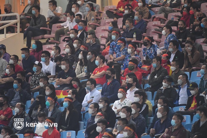 Muôn kiểu cổ vũ đội tuyển Việt Nam trong trận đấu với Nhật Bản: Hơn 10k người cháy hết mình tại SVĐ, nhiều người tụ tập ở quán, người lại ở nhà vừa xem vừa tránh dịch - Ảnh 7.