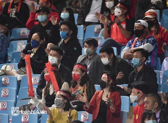 Muôn kiểu cổ vũ đội tuyển Việt Nam trong trận đấu với Nhật Bản: Hơn 10k người cháy hết mình tại SVĐ, nhiều người tụ tập ở quán, người lại ở nhà vừa xem vừa tránh dịch - Ảnh 5.