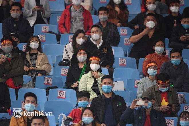 Muôn kiểu cổ vũ đội tuyển Việt Nam trong trận đấu với Nhật Bản: Hơn 10k người cháy hết mình tại SVĐ, nhiều người tụ tập ở quán, người lại ở nhà vừa xem vừa tránh dịch - Ảnh 1.