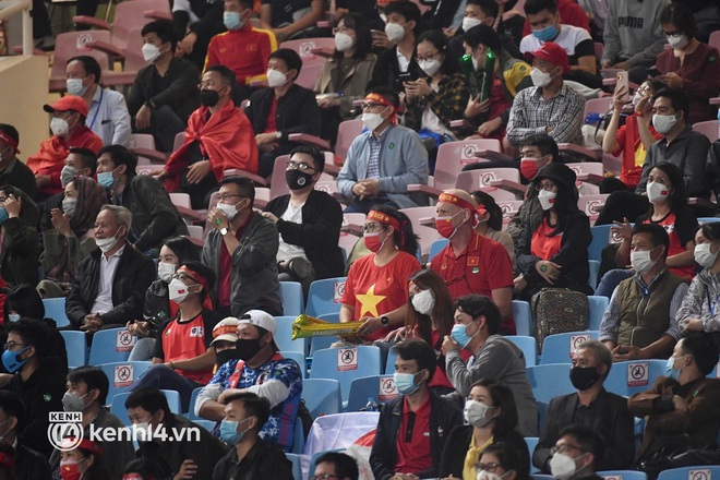Muôn kiểu cổ vũ đội tuyển Việt Nam trong trận đấu với Nhật Bản: Hơn 10k người cháy hết mình tại SVĐ, nhiều người tụ tập ở quán, người lại ở nhà vừa xem vừa tránh dịch - Ảnh 2.