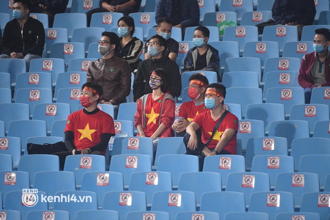 Muôn kiểu cổ vũ đội tuyển Việt Nam trong trận đấu với Nhật Bản: Hơn 10k người cháy hết mình tại SVĐ, nhiều người tụ tập ở quán, người lại ở nhà vừa xem vừa tránh dịch - Ảnh 3.