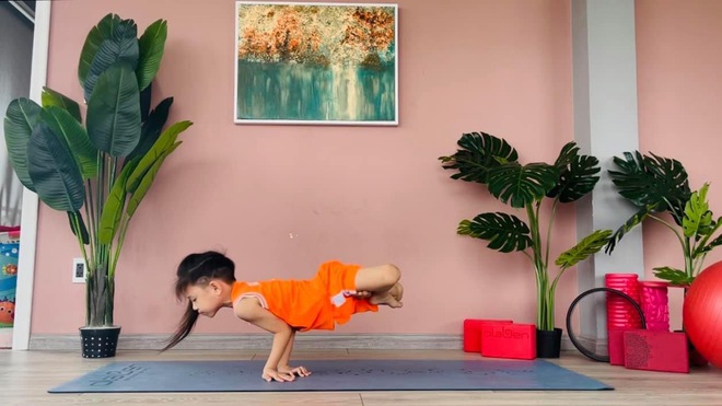 Nhóc tỳ nhà 1 sao nữ Vbiz mới 6 tuổi đã có kỹ năng yoga thuần thục, đến người lớn xem cũng phải choáng váng! - Ảnh 2.