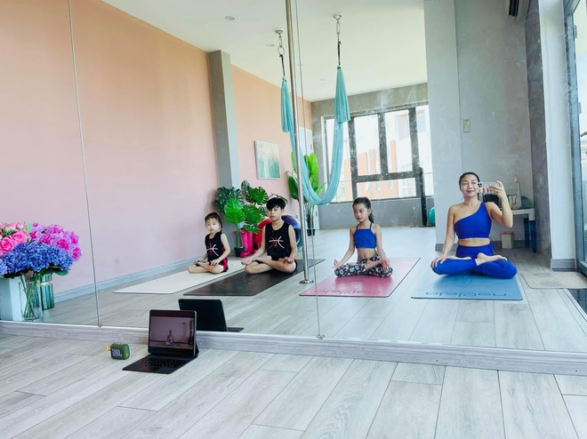 Nh&oacute;c tỳ nh&agrave; 1 sao nữ Vbiz mới 6 tuổi đ&atilde; c&oacute; kỹ năng yoga thuần thục, đến người lớn xem cũng phải cho&aacute;ng v&aacute;ng! - Ảnh 3.