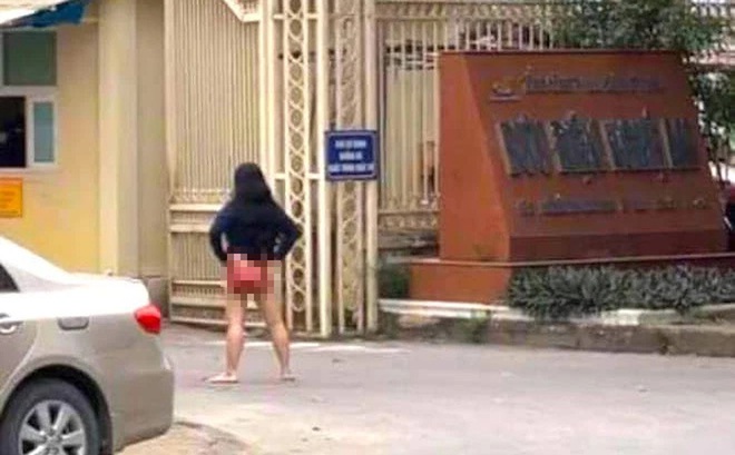 Người phụ nữ kh&ocirc;ng mặc quần, đứng chửi bới trước cổng trụ sở Bưu điện tỉnh Nghệ An - Ảnh 1.