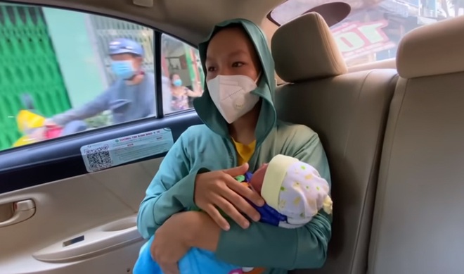 22 tuổi c&oacute; 4 con, mẹ đơn th&acirc;n muốn đem cho đứa con nhỏ vừa ch&agrave;o đời được 5 ng&agrave;y - Ảnh 1.