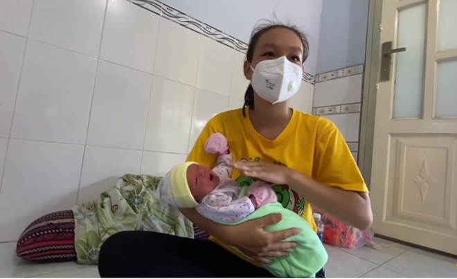 22 tuổi c&oacute; 4 con, mẹ đơn th&acirc;n muốn đem cho đứa con nhỏ vừa ch&agrave;o đời được 5 ng&agrave;y - Ảnh 2.