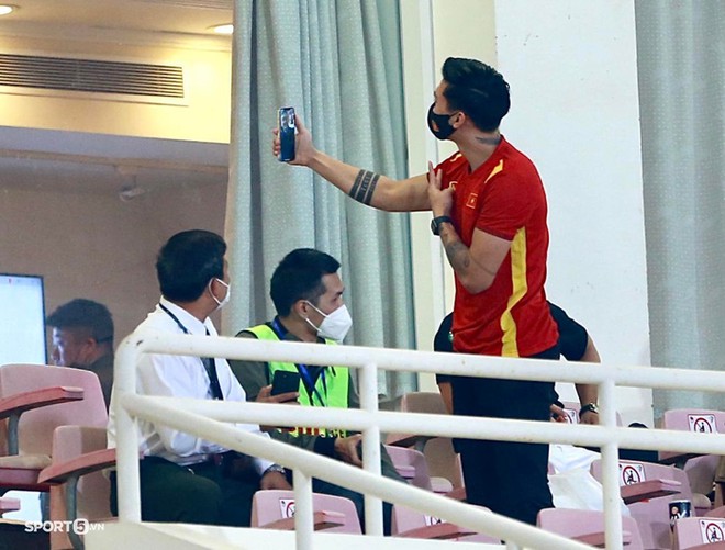 Văn Hậu video call, Văn L&acirc;m h&agrave;o hứng: Anh em ơi chiến th&ocirc;i  - Ảnh 1.