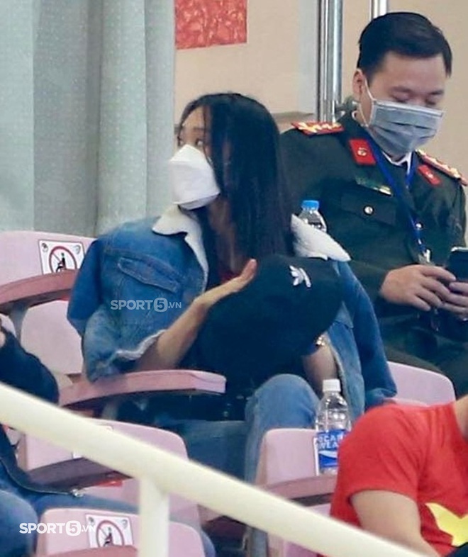 Do&atilde;n Hải My c&ugrave;ng Văn Hậu đến cổ vũ trận tuyển Việt Nam đấu Nhật Bản - Ảnh 1.
