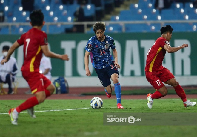 2 phút nín thở căng thẳng cực độ của cầu thủ Việt Nam khi trọng tài check VAR bàn thắng của tuyển Nhật Bản - Ảnh 3.