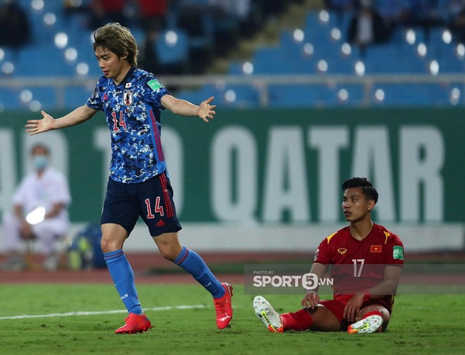 2 phút nín thở căng thẳng cực độ của cầu thủ Việt Nam khi trọng tài check VAR bàn thắng của tuyển Nhật Bản - Ảnh 4.