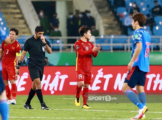 2 phút nín thở căng thẳng cực độ của cầu thủ Việt Nam khi trọng tài check VAR bàn thắng của tuyển Nhật Bản - Ảnh 13.