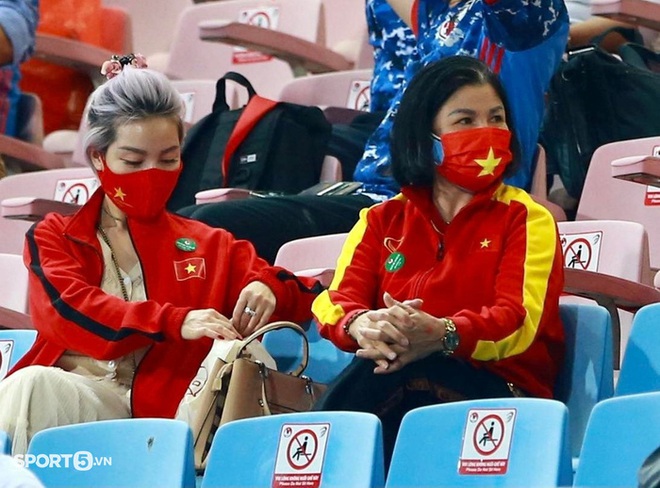Do&atilde;n Hải My c&ugrave;ng Văn Hậu đến cổ vũ trận tuyển Việt Nam đấu Nhật Bản - Ảnh 3.