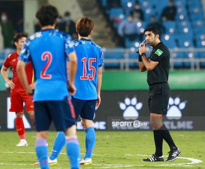 2 phút nín thở căng thẳng cực độ của cầu thủ Việt Nam khi trọng tài check VAR bàn thắng của tuyển Nhật Bản - Ảnh 5.