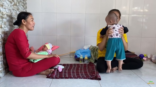 22 tuổi c&oacute; 4 con, mẹ đơn th&acirc;n muốn đem cho đứa con nhỏ vừa ch&agrave;o đời được 5 ng&agrave;y - Ảnh 4.